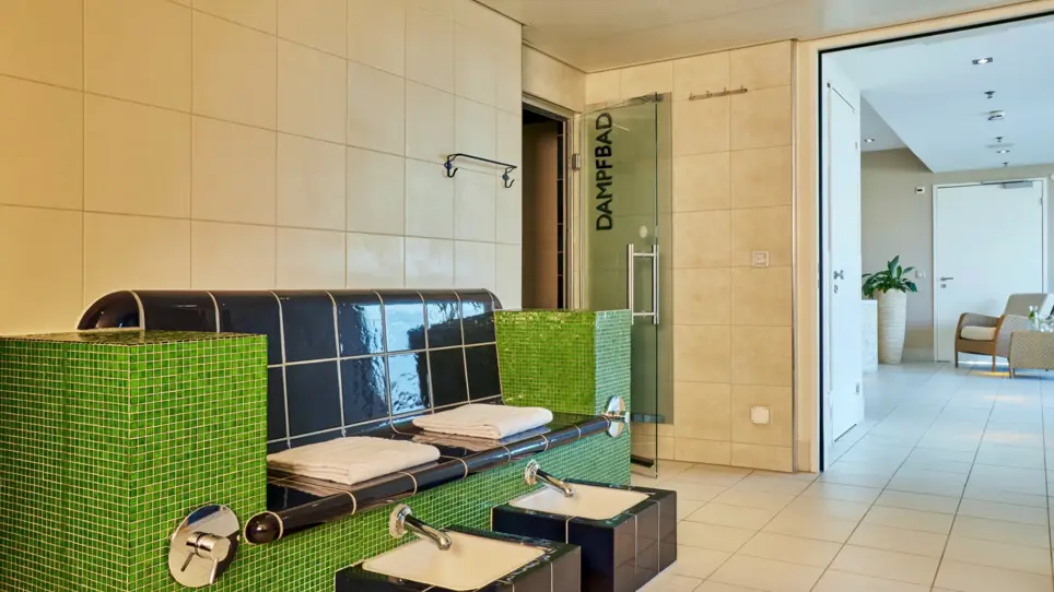 Bain de pieds dans l'espace bien-être - H4 Hotel Solothurn - site internet officiel Bain de pieds dans l'espace bien-être - H4 Hotel Solothurn - site internet officiel