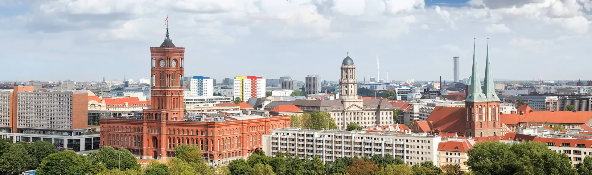 Skyline von Berlin Mitte mit dem roten Rathaus.