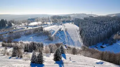 Winterlandschaft und Skipisten in Willingen.