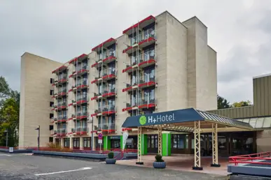 Außenansicht vom Hotel mit einem großen Eingangsbereich.