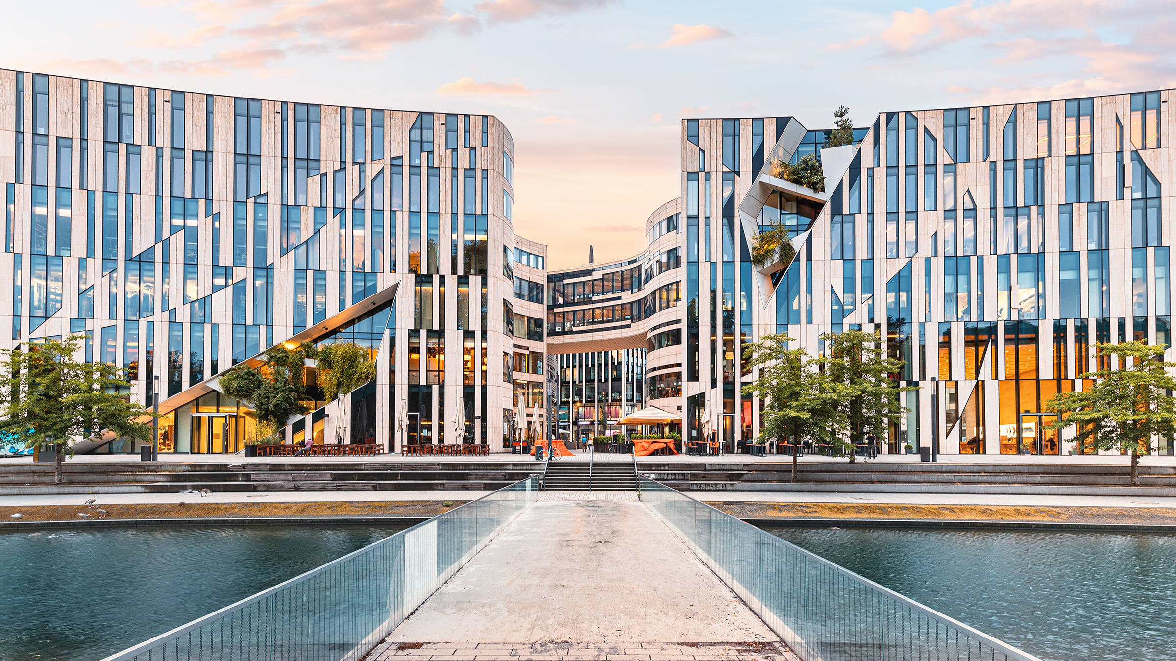 Strolling on the Königsallee - H2 Hotel Düsseldorf City - Official website Strolling on the Königsallee - H2 Hotel Düsseldorf City - Official website