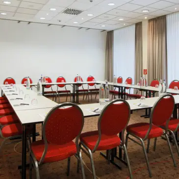 Konferenzraum mit einer Kreisbestuhlung.