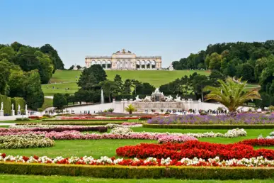 Blick über die Gärten vom Schloss Schönbrunn.