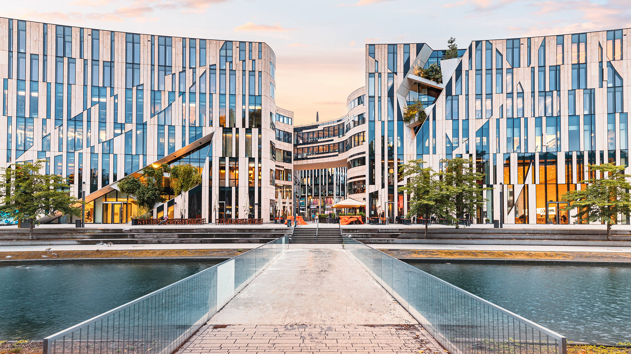 Passeggiare lungo la passeggiata Königsallee - H2 Hotel Düsseldorf City - sito web ufficiale Passeggiare lungo la passeggiata Königsallee - H2 Hotel Düsseldorf City - sito web ufficiale