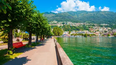 Promenade in Locarno. Auf der rechten Seite ist der Lago Maggiore.