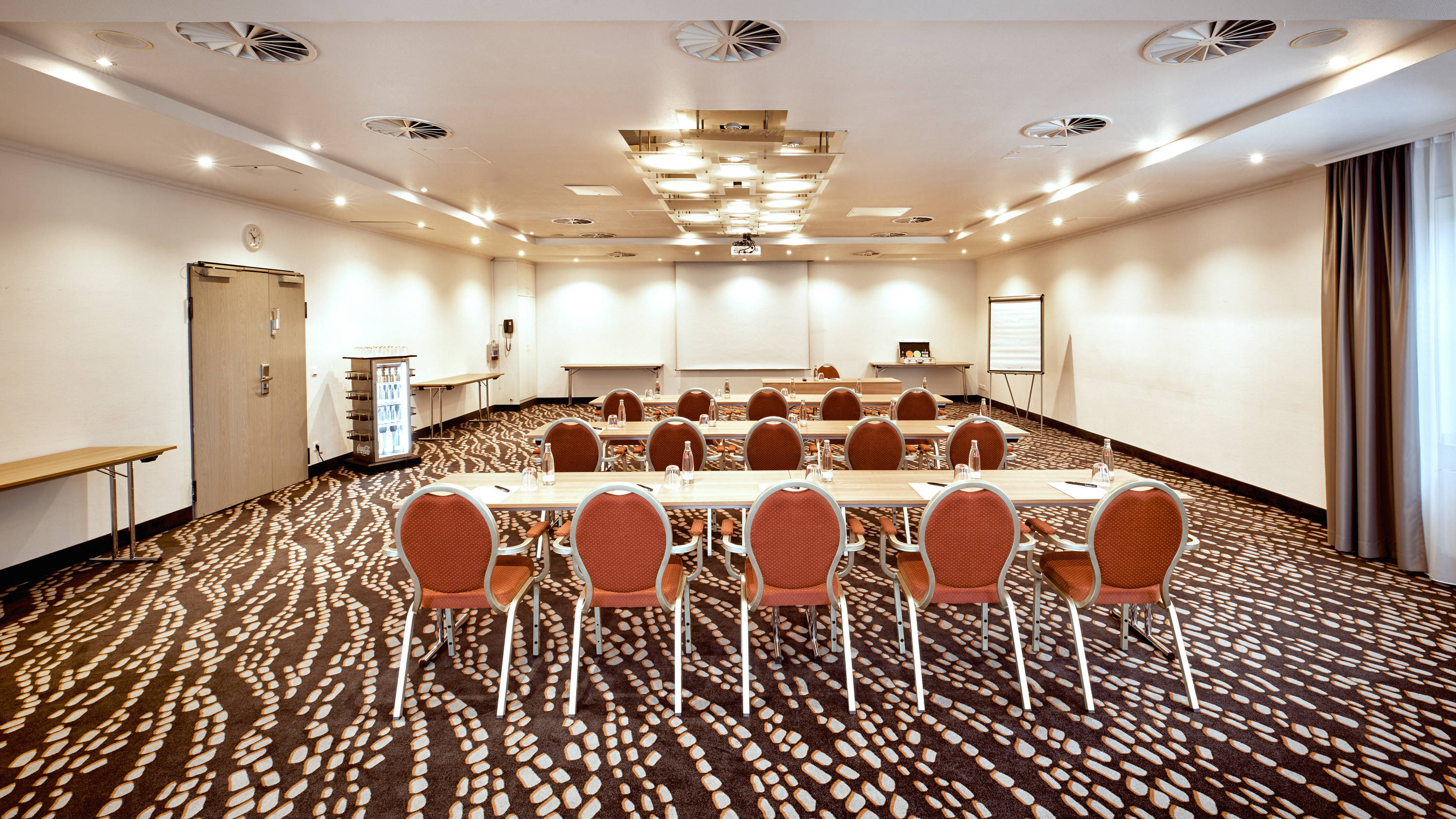 Meeting room at the H+ Hotel Frankfurt Airport West - Official website Meeting room at the H+ Hotel Frankfurt Airport West - Official website