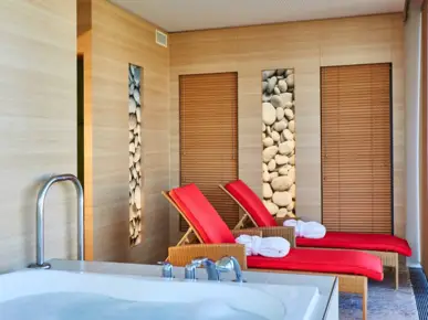 Primo piano della vasca idromassaggio e di due lettini nell'hotel. Primo piano della vasca idromassaggio e di due lettini nell'hotel.