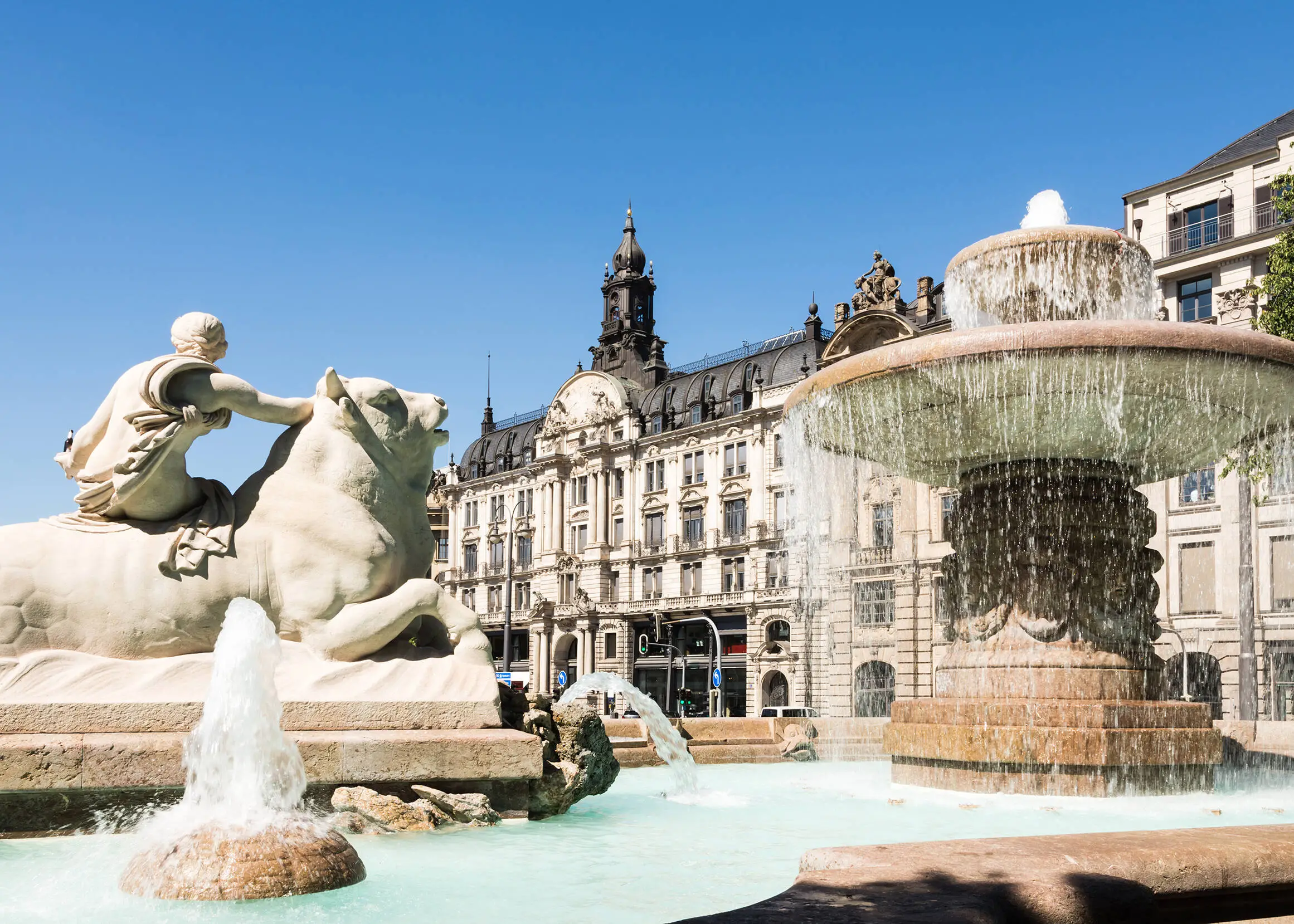 Großer Springbrunnen mit einer Ochsenfigur aus Stein.