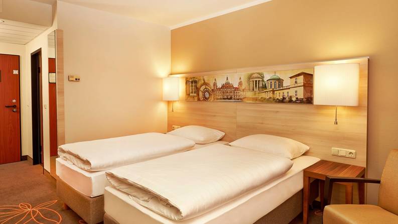 Einblick in eines der Hotelzimmer im H+ Hotel Hannover - Offizielle Webseite