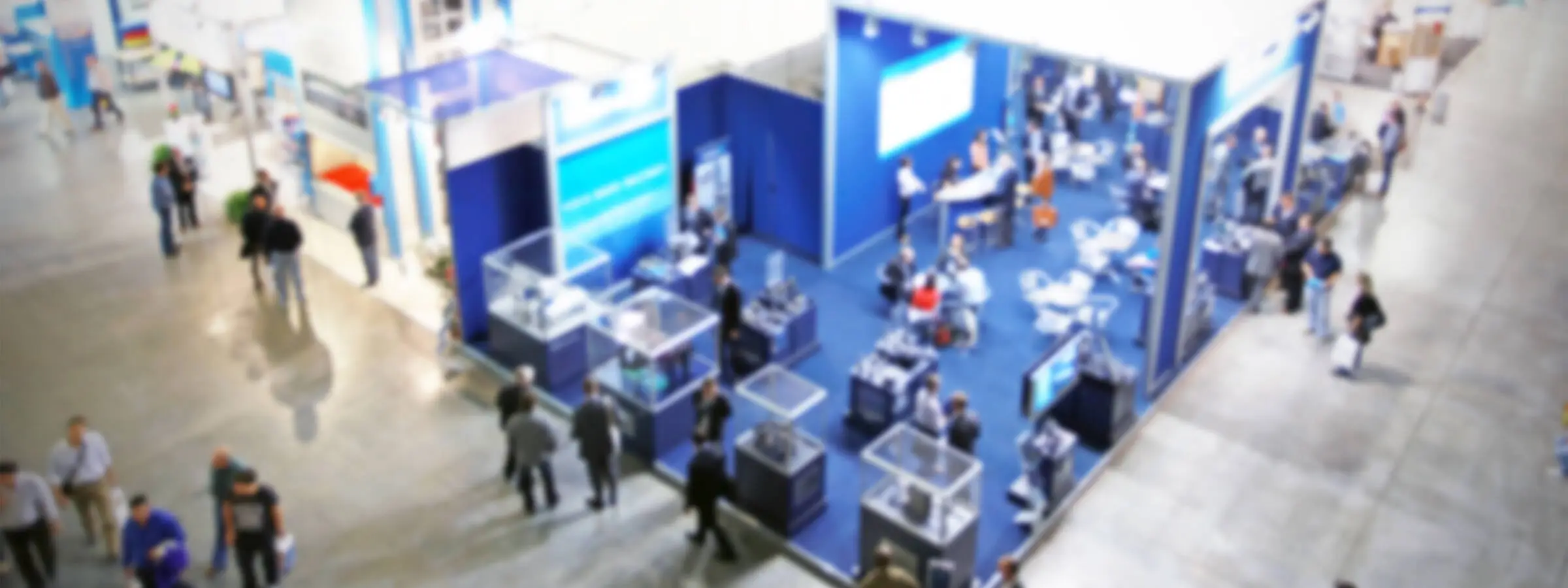 Blick über eine Messehalle