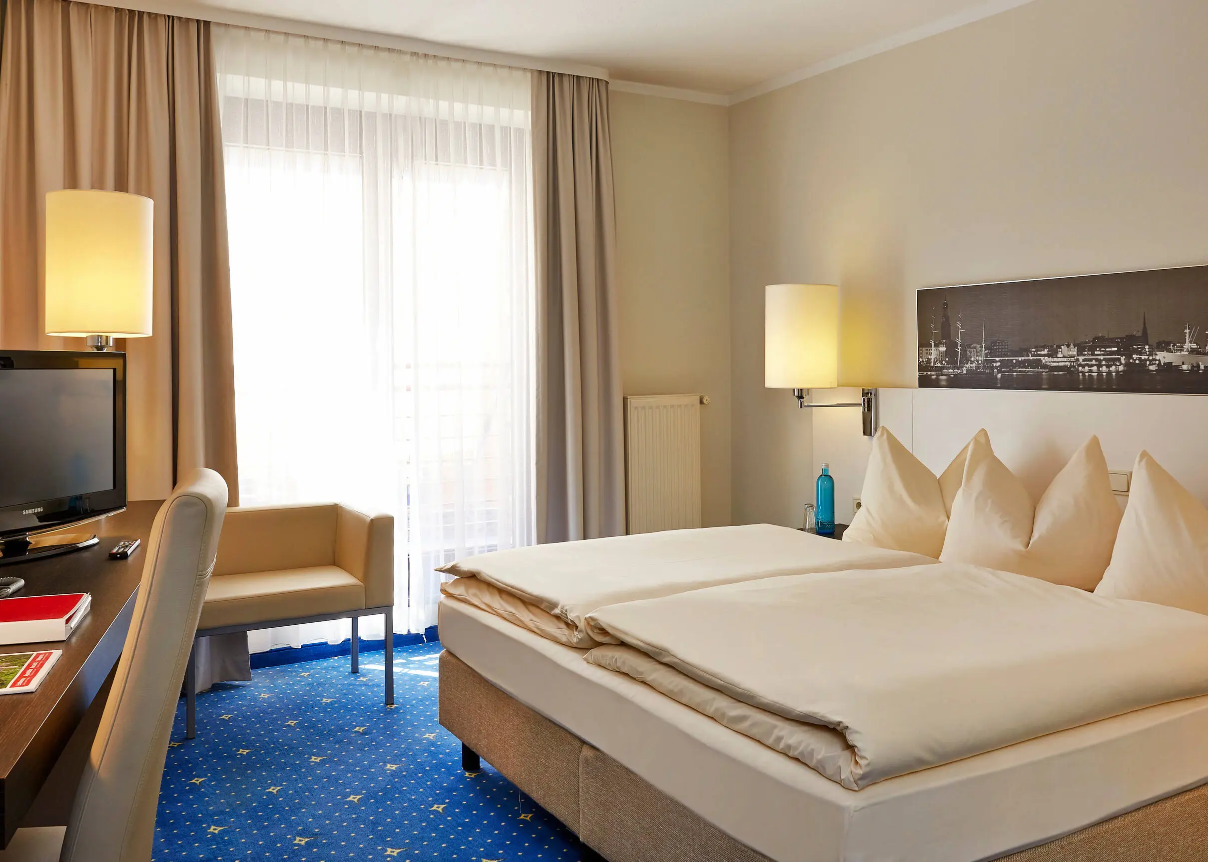 Habitación de hotel con cama doble grande y escritorio