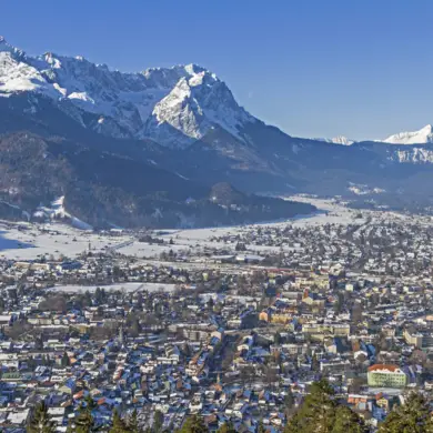 Blick auf die Stadt Garmisch-Partenkirchen von oben im Winter. 