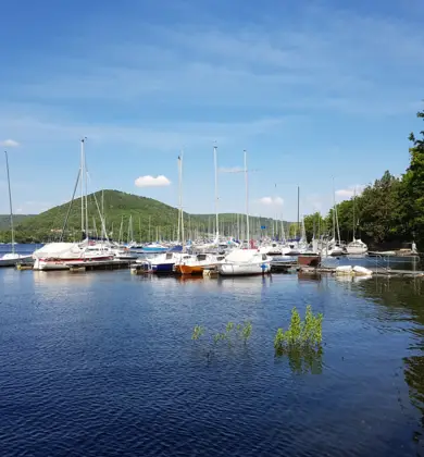 Kleiner Hafen auf dem Edersee mit ein paar Segelschiffen.