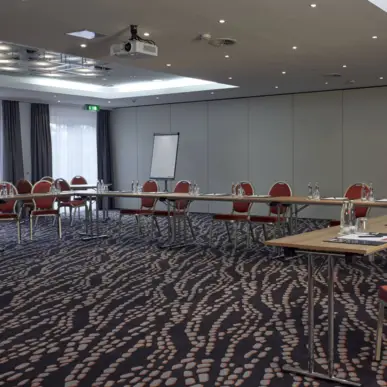 H+ Hotel Frankfurt Airport West Tagungsraum im H+ Hotel Frankfurt Airport West