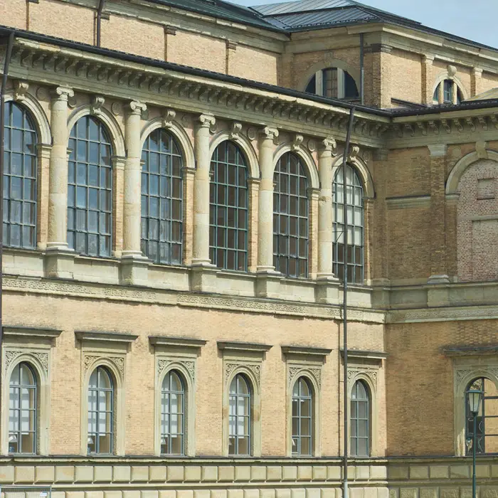 Beige Fassade der alten Pinakothek in München.