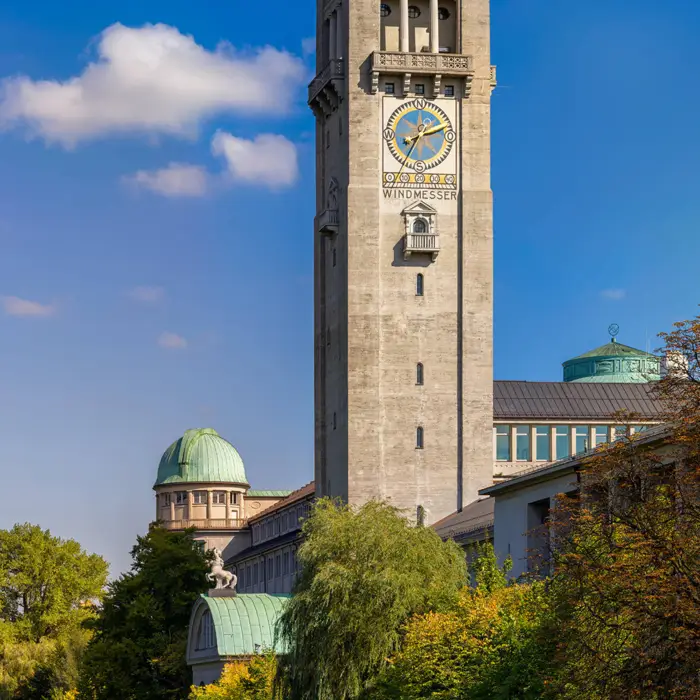 Blick auf den Turm vom Deutschen Museum München von der Isar aus.