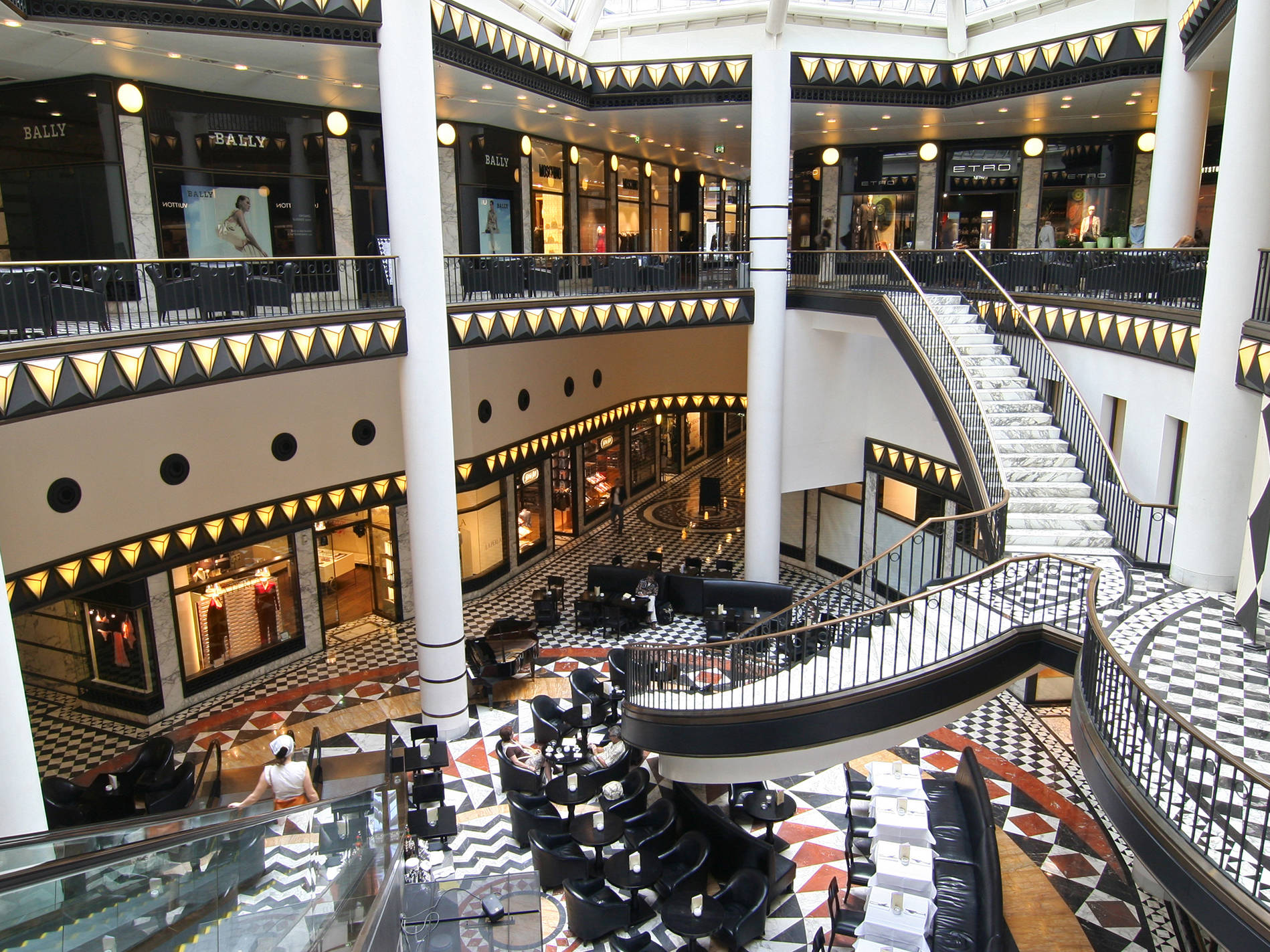 Einkaufsmeile Friedrichstraße in Berlin - H-Hotels.com Einkaufsmeile Friedrichstraße in Berlin - H-Hotels.com