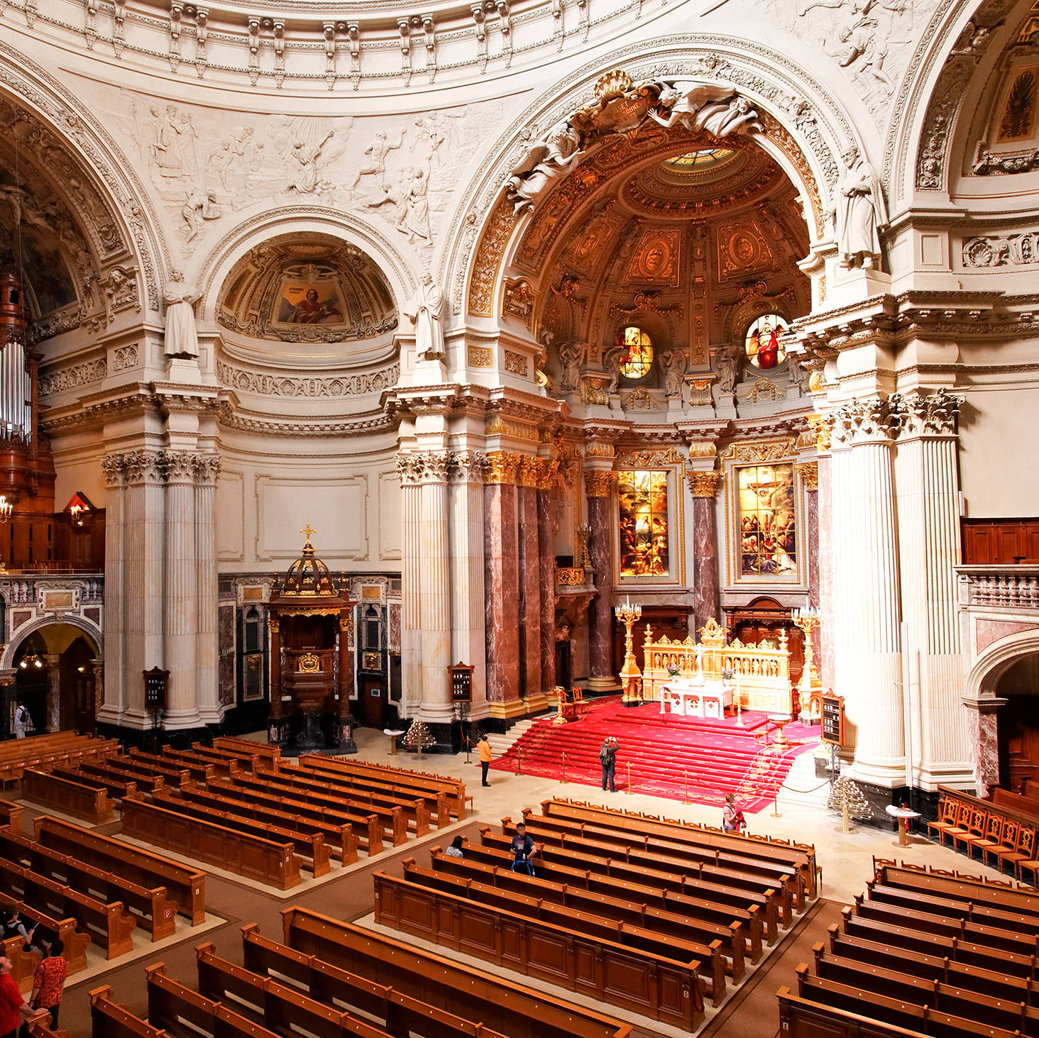 Innenansicht des prachtvollen Altarraums im Berliner Dom | H-Hotels Innenansicht des prachtvollen Altarraums im Berliner Dom | H-Hotels