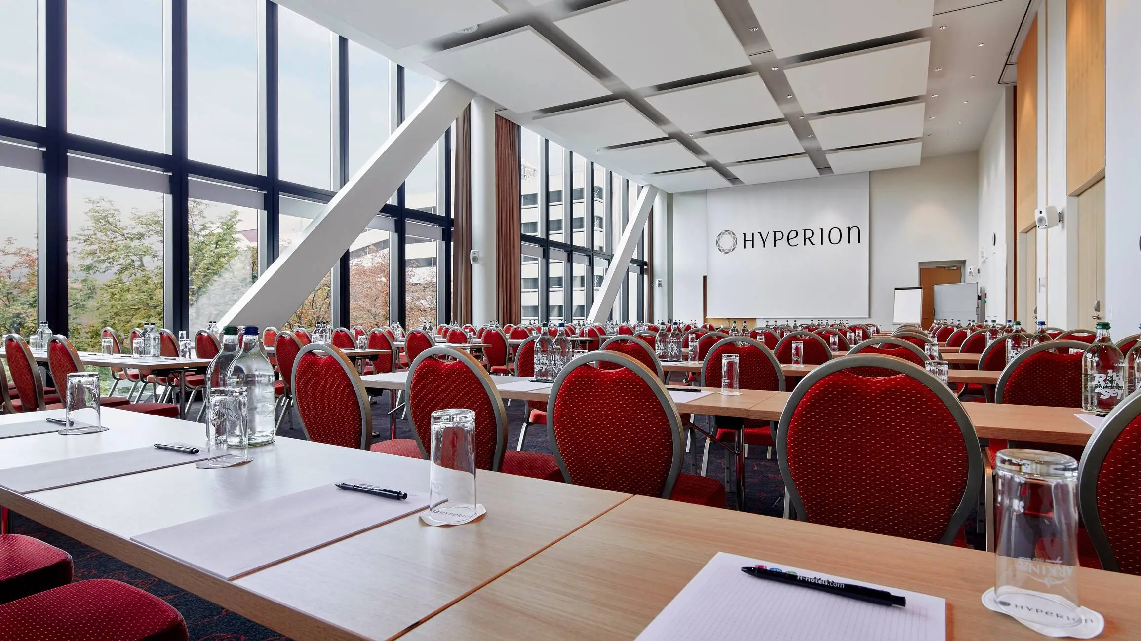 Großer Tagungsraum mit großen Fenstern vom HYPERION Hotel Basel.