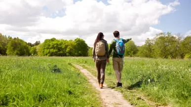 Paar wandert auf einem kleinen Weg.