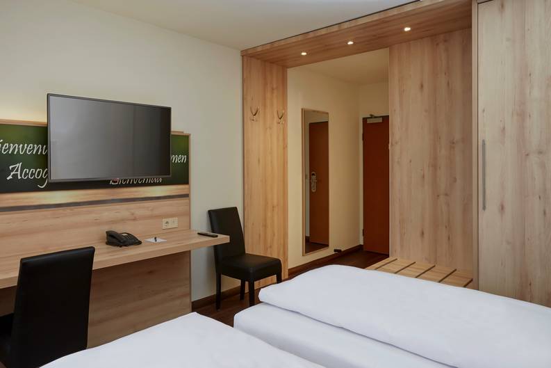 Einblick in eines der Hotelzimmer im H+ Hotel Stuttgart Herrenberg - Offizielle Webseite