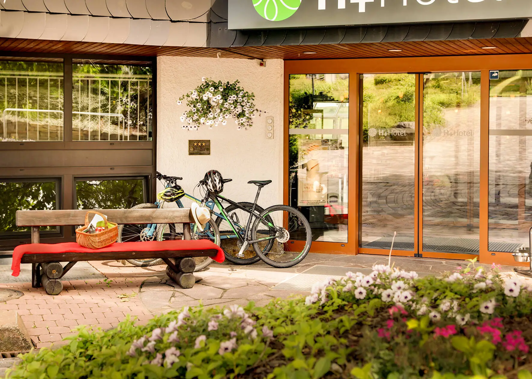Hoteleingang vom H+ Hotel Willingen mit Fahrrädern.