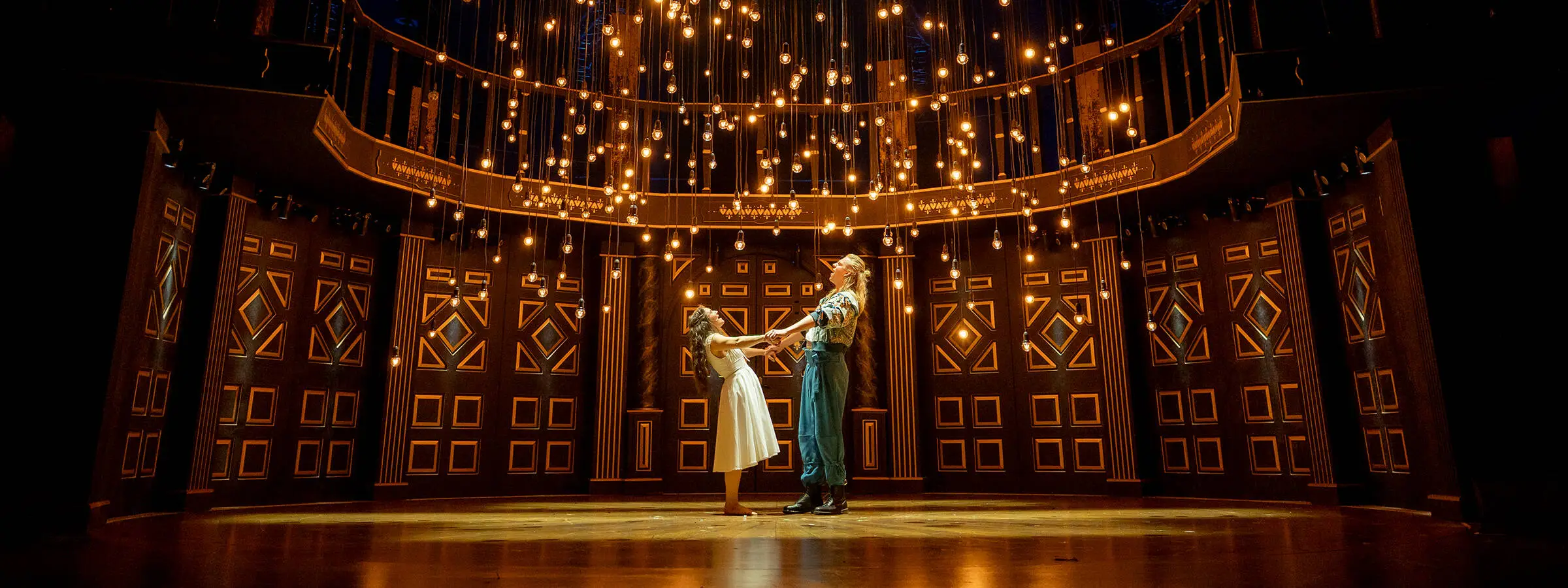 Romeo & Julia schauen sich an