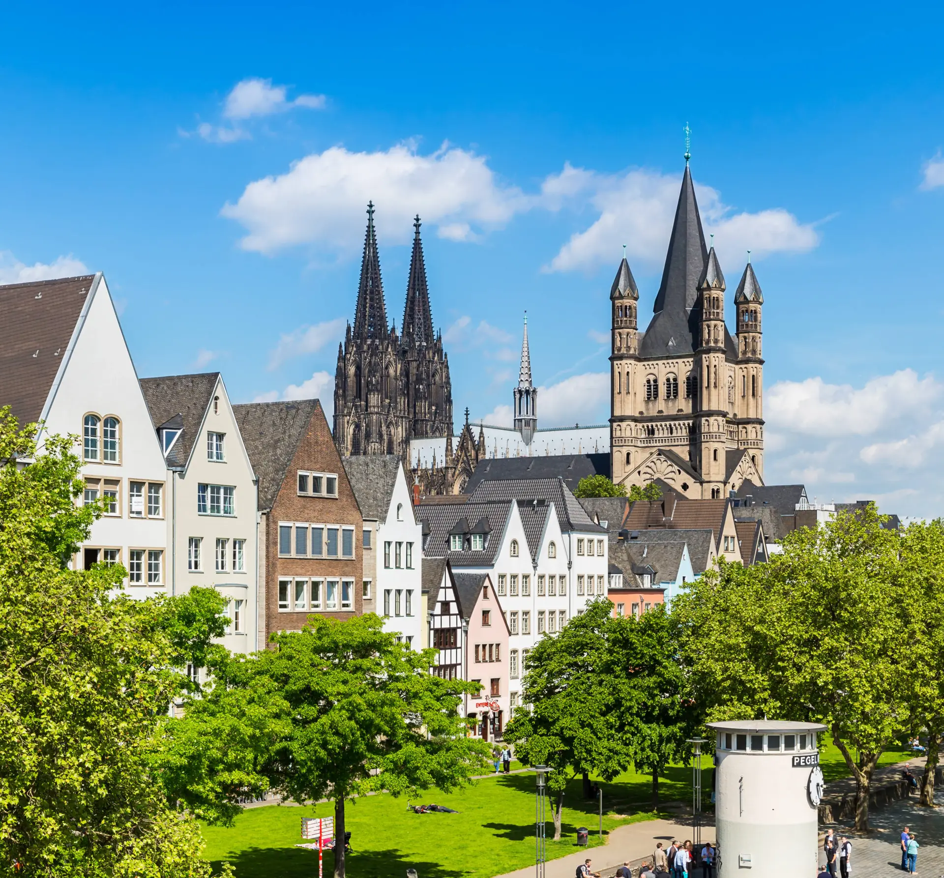 Alte Fachwerkhäuser in Köln. IM Hintergrund steht der Kölner Dom und die St. Martin Kirche.