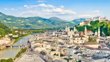 Panorama de Salzburgo con el castillo de Hohenzollern a la derecha.