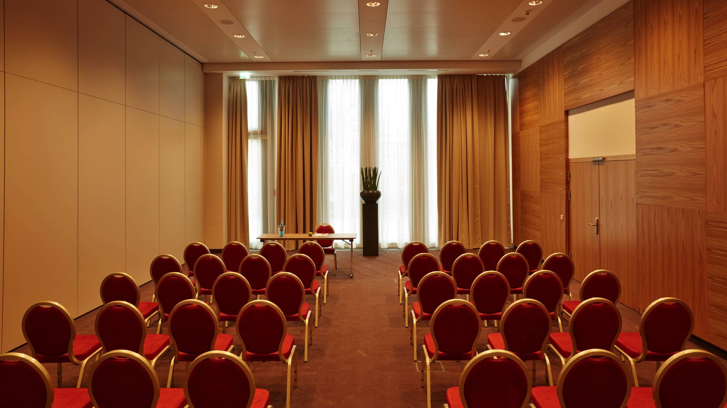 Konferenzraum im H4 Hotel München Messe - Offizielle Webseite Konferenzraum im H4 Hotel München Messe - Offizielle Webseite
