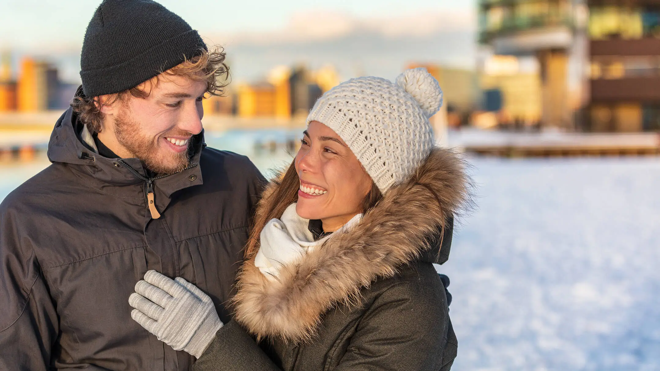 Ein Paar läuft im Schnee.