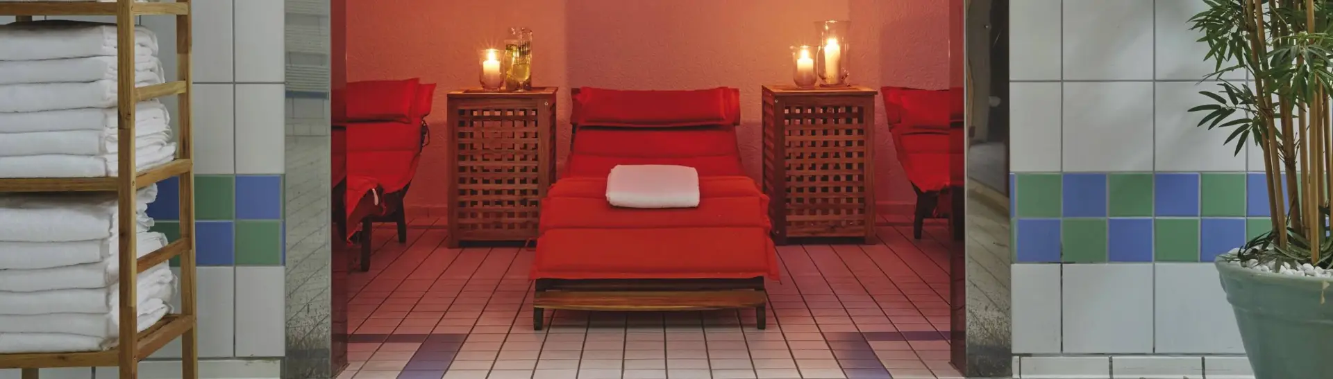 Detailaufnahme vom Ruhebereich im Wellnessbereich.
