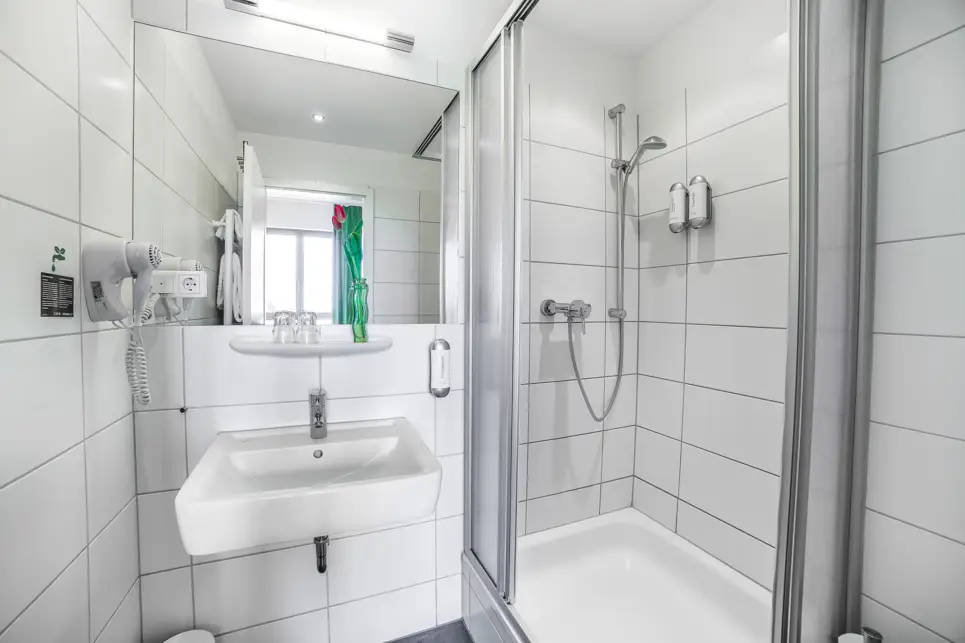 Bathroom at the Comfort double room - H+ Hotel 4Youth Berlin - Official website