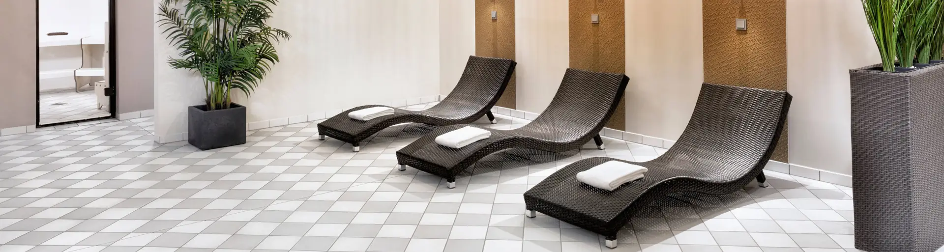 Ruheraum mit drei Liegen im Wellnessbereich.