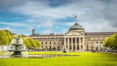 Kurhaus von Wiesbaden mit zwei großen Springbrunnen davor.
