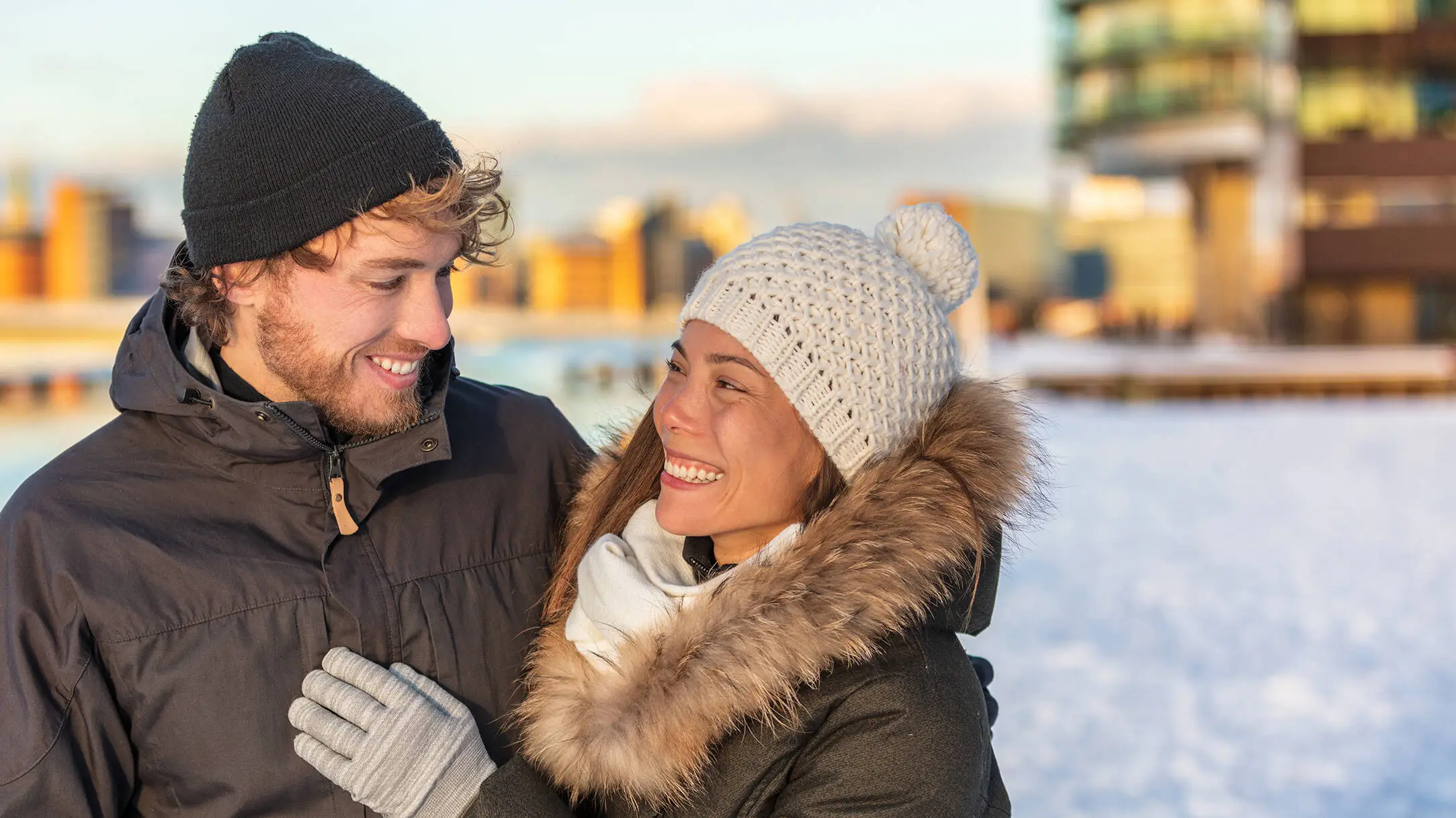 Una coppia cammina nella neve.
