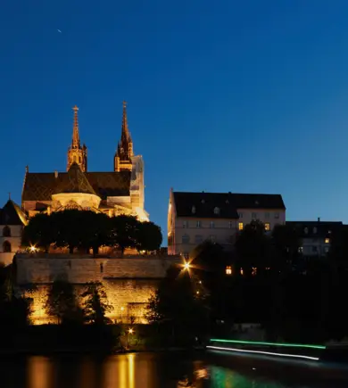 La catedral de Basilea iluminada por la noche