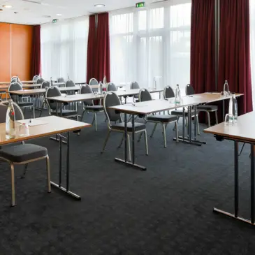 Konferenzraum mit Parlamentbestuhlung.