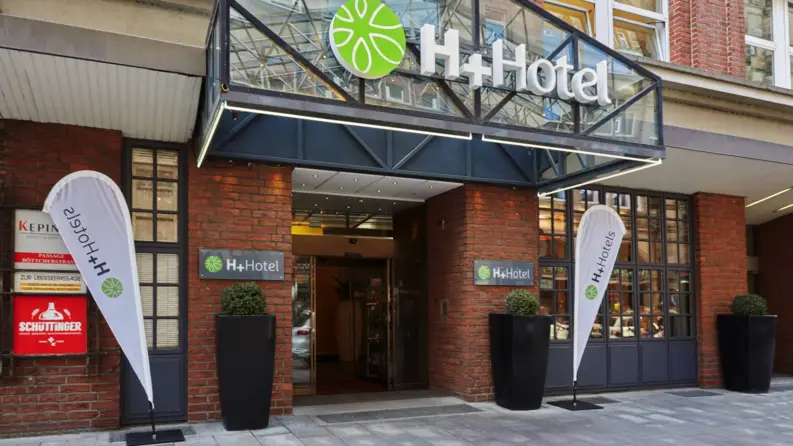 Entrance of the H+ Hotel Bremen - Official website