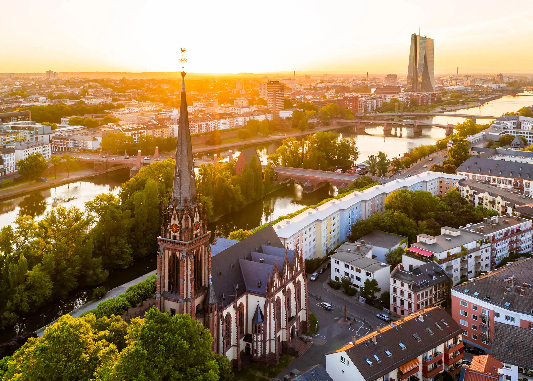 Sonnenuntergang über die Skyline von Frankfurt.