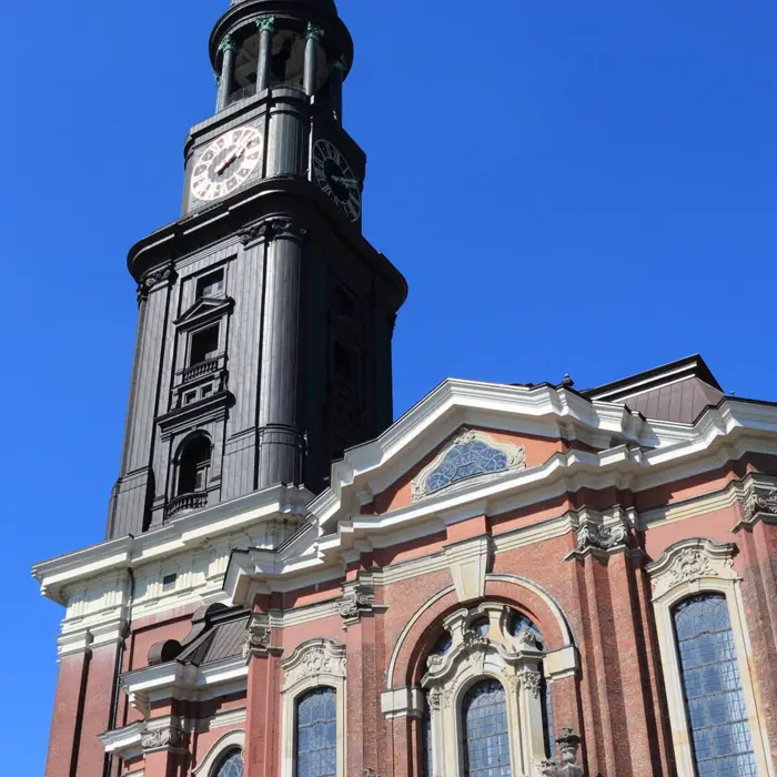 St. Michaelis Kirche von unten zur Kirchturmspitze