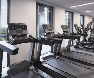 Attrezzature per il fitness nella palestra dell'HYPERION Hotel München