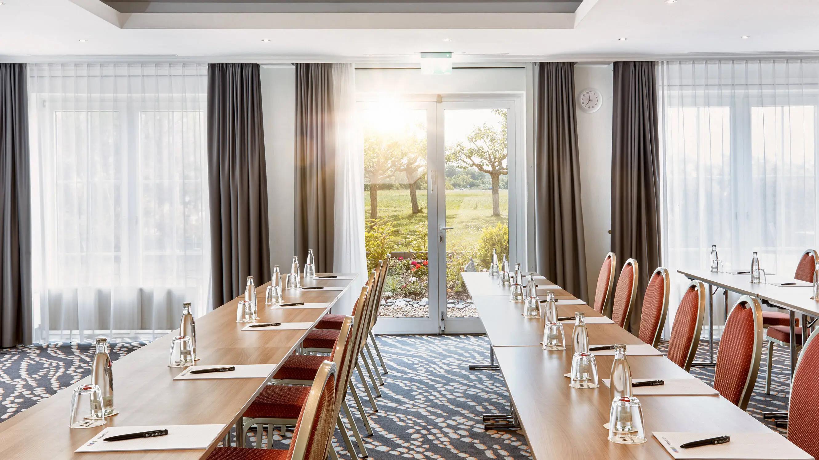 Heller Tagungsraum mit Sonnenschein.