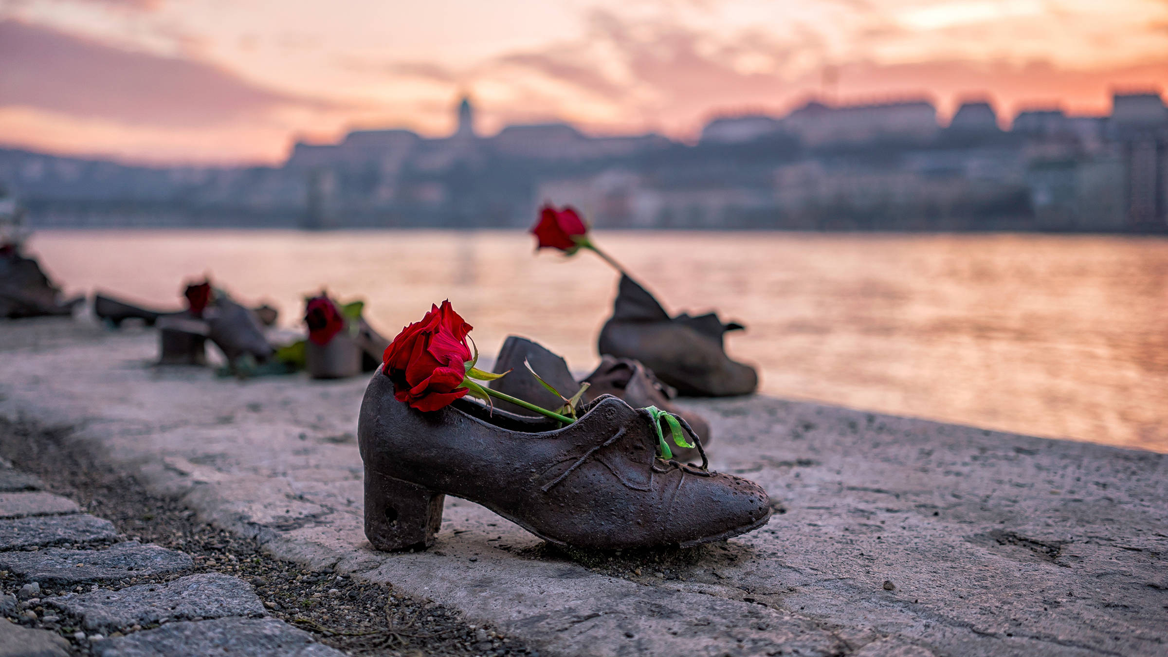 Schuhe am Donauufer - H2 Hotel Budapest - Offizielle Webseite