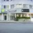 Eingeangsbereich vom Hotel mit dem Logo H+ Hotel darüber. Neben dem Hotellogo hängt das Restaurant Logo "Gaumenfreund".