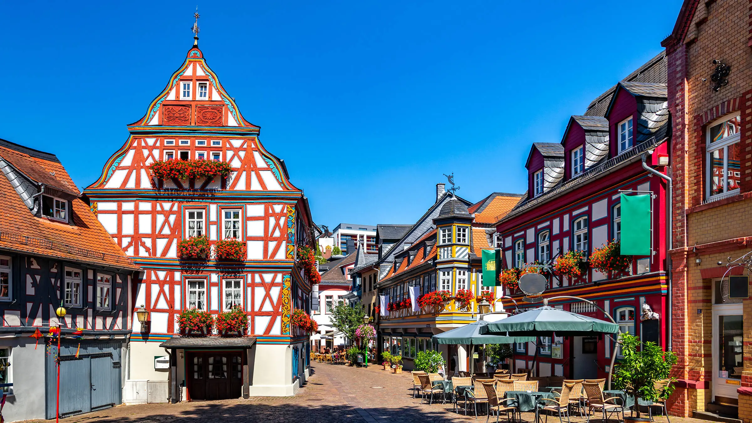 Marktplatz in Idstein mit farbigen Fachwerkhäusern.