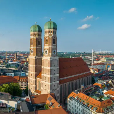 Blick auf die Frauenkirche am Tag.