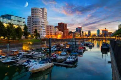 Boote im MedienHafen mit Blick auf die Gehry-Bauten zum Sonnenuntergang. Boote im MedienHafen mit Blick auf die Gehry-Bauten zum Sonnenuntergang.