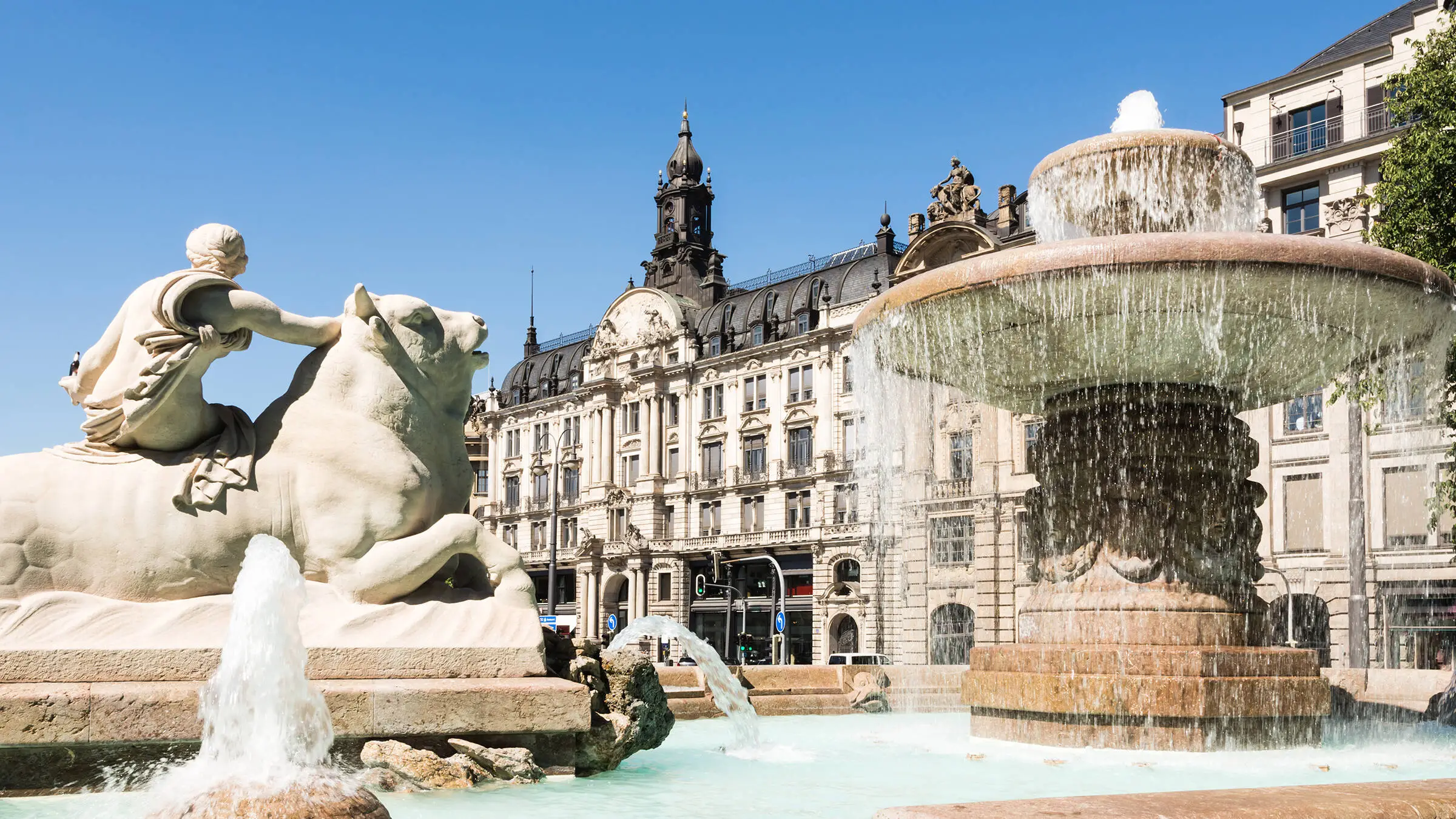 Großer Springbrunnen mit einer Ochsenfigur aus Stein.