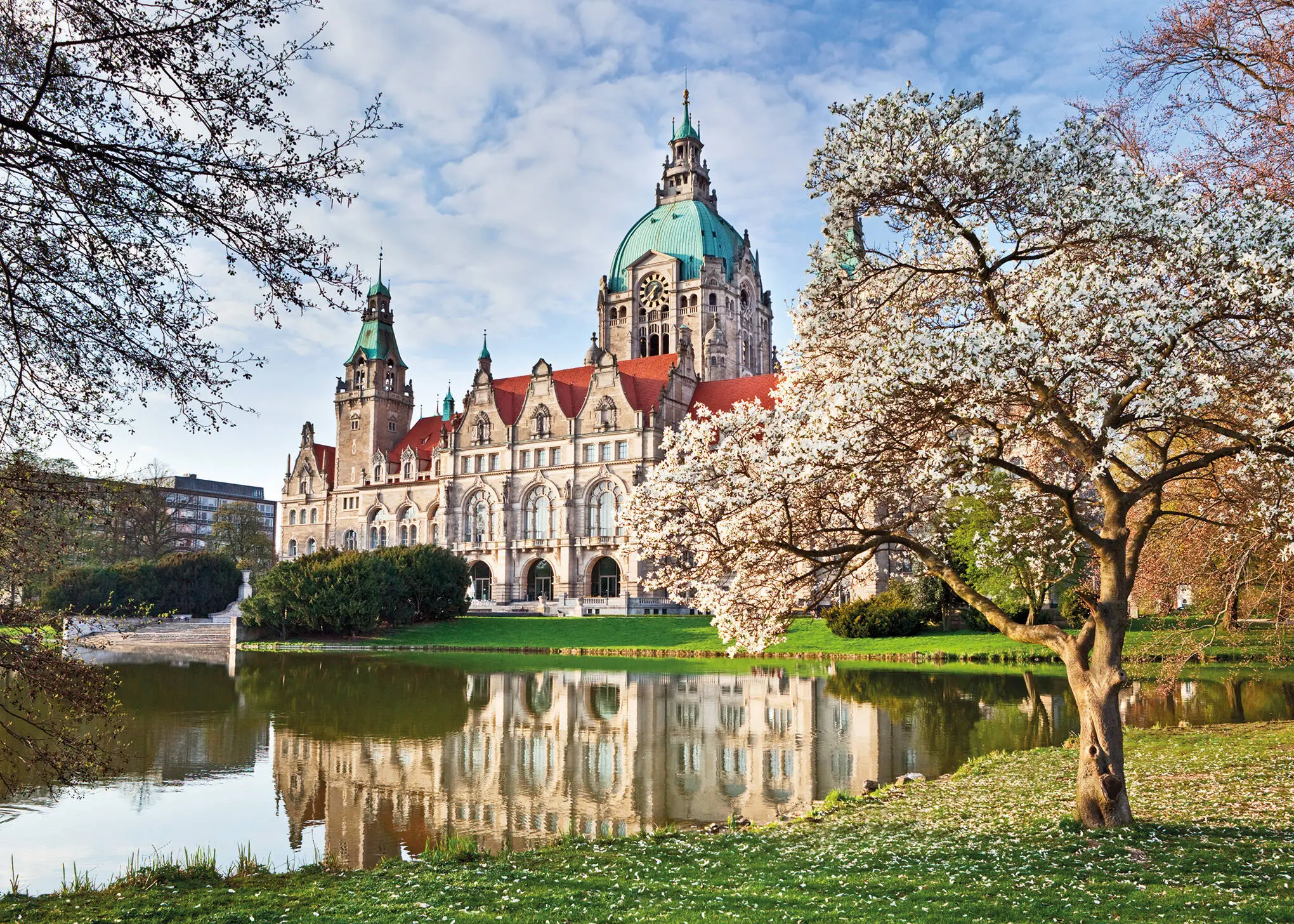 Altes Rathaus von Hannover. Im Vordergrund ist ein Teich.